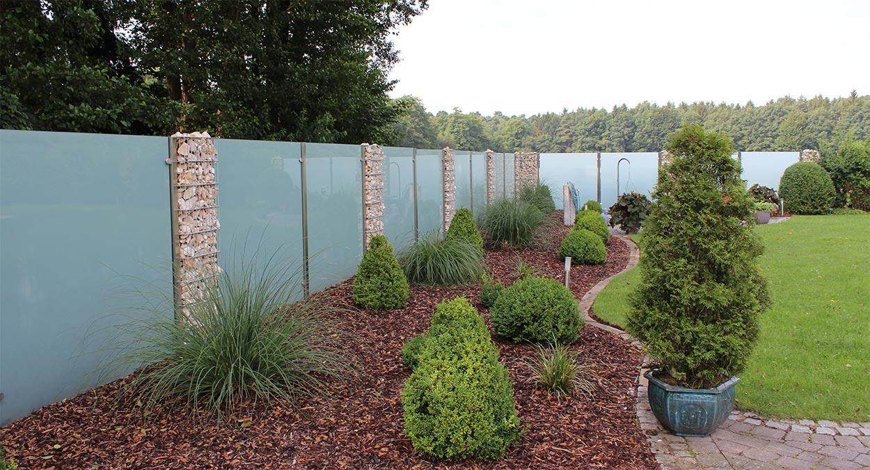 Sichtschutz aus Glas für den Garten